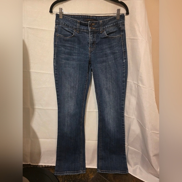 Levi's Slender Bootcut 526 Jeans.  Sz 4.  Medium Wash. - Picture 1 of 8